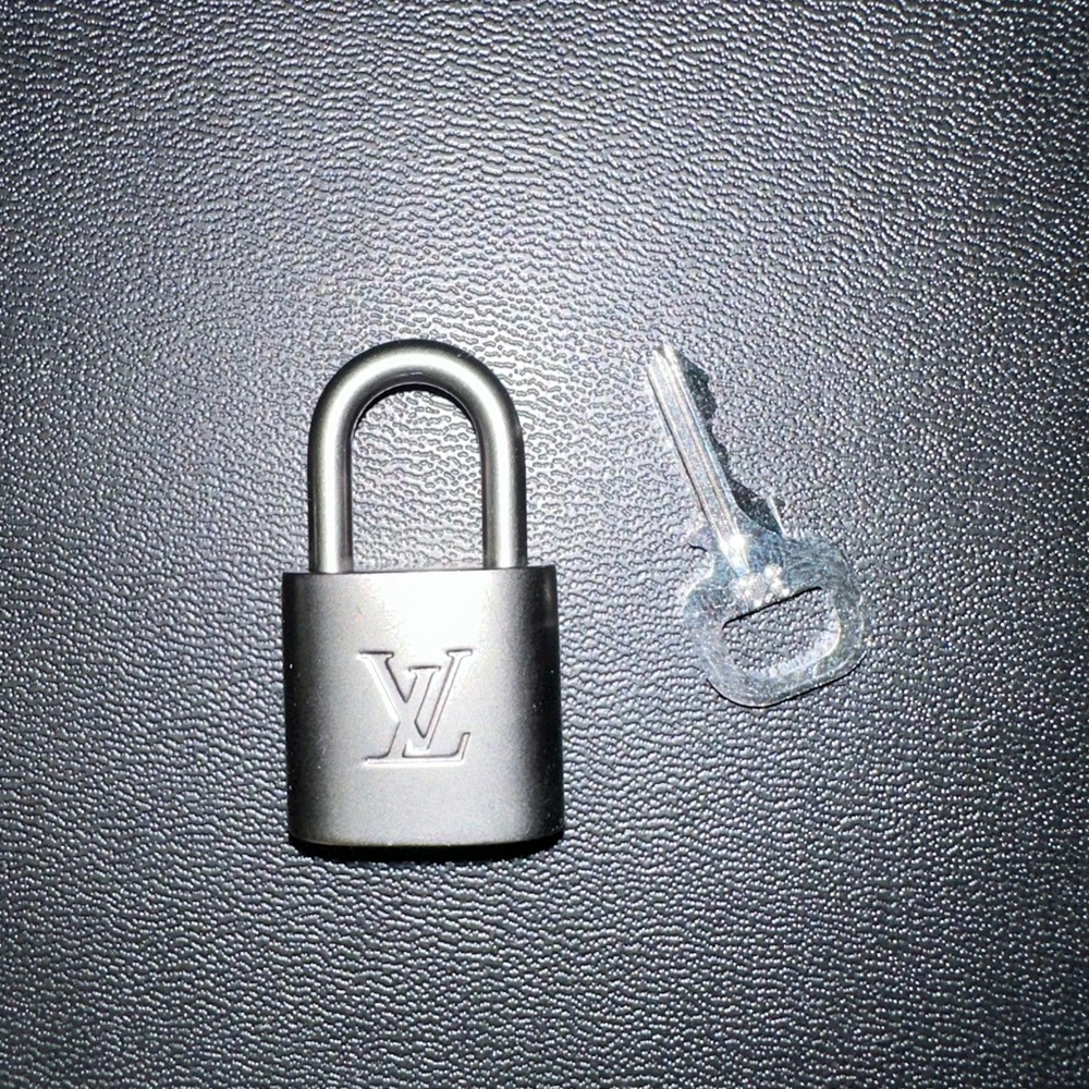 LV ULTRA RARE LOCK AND KEY #319